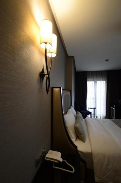 Le Petit Palace Hotel - image 17