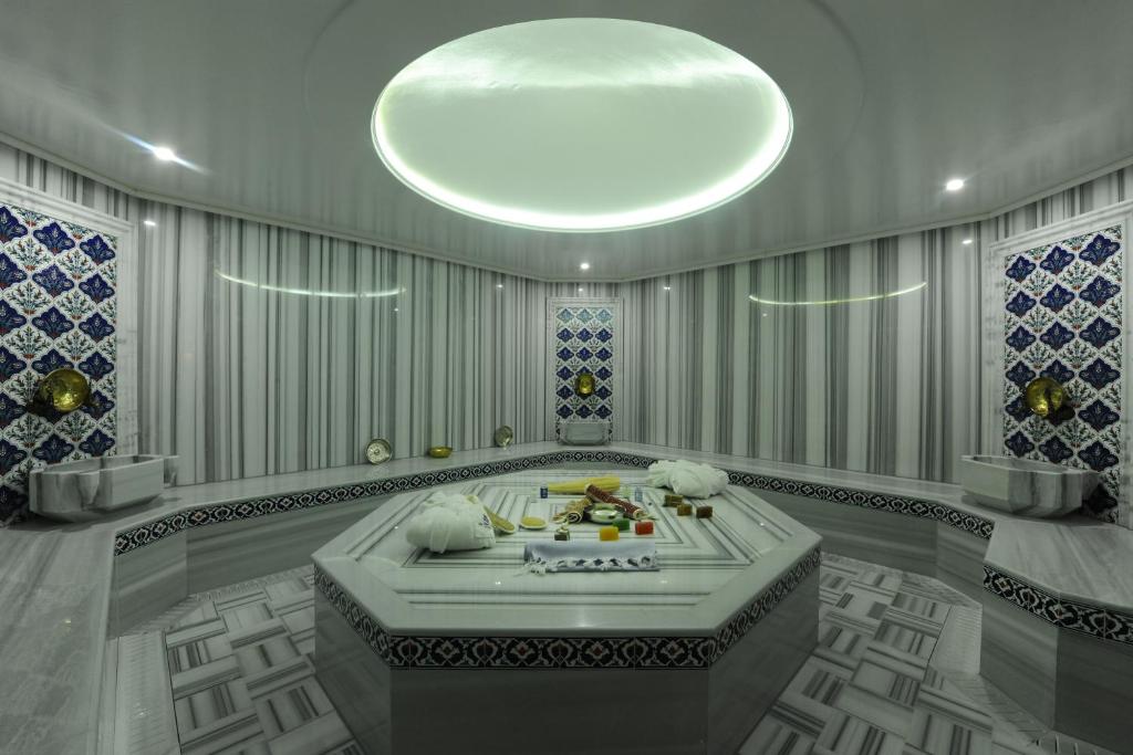 Le Petit Palace Hotel - image 3