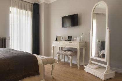 Louis Rooms - image 28
