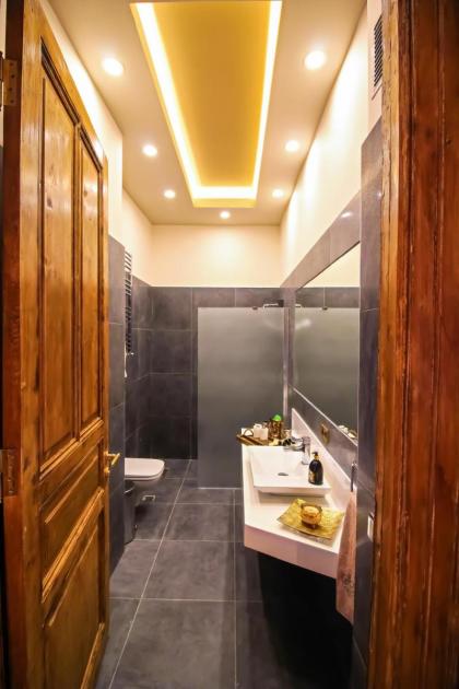 Maroon Residence - image 10