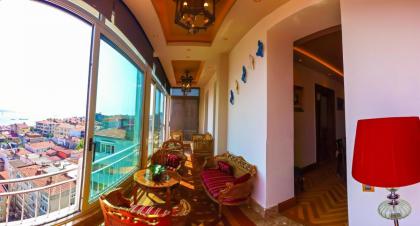 Maroon Residence - image 2