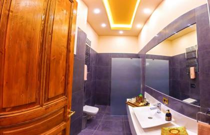 Maroon Residence - image 9