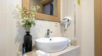 Merlin Hotel - image 30