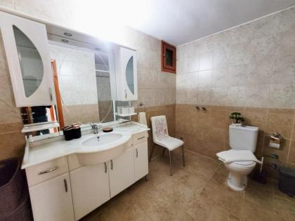 Spacious 3br Retreat Modern Comfort - image 25