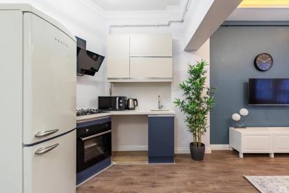 Red Suites Balat - Orange and Blue - image 24